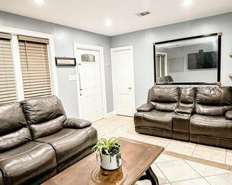 Quiet home in Kenner with AC, WiFi. Mins from everything/ Airport, NOLA - Kenner - Living room