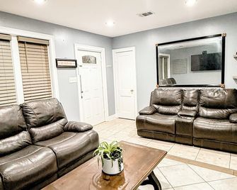 Quiet home in Kenner with AC, WiFi. Mins from everything/ Airport, NOLA - Kenner - Living room