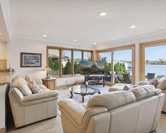 Only House For Rent On Wayzata Bay - Completely Remodeled - 5 Bdr 4 Bath 6 Tvs - Wayzata - Living room