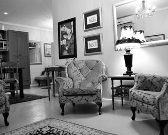 Versailles Self-Catering - Wellington - Wohnzimmer