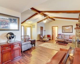 Waterfront Cherokee Village Home with Private Dock! - Hardy - Wohnzimmer