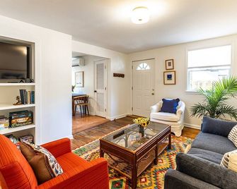 Dog-Friendly Annapolis Apartment | Parking, Private Backyard & Walkable to Shops and Restaurants - Annapolis - Living room
