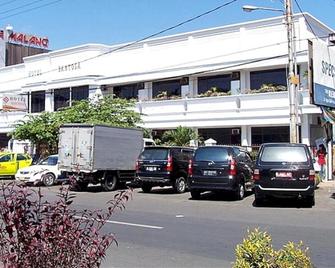 Hotel Santosa - Malang - Toà nhà