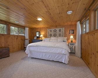 Cedar Cabin on the Bay: Experience the Beauty of Spring by Green Bay - Menominee - Habitación