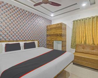 Collection O Vinayaka Luxury Stays - Warangal - Bedroom