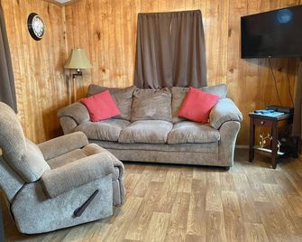 Cozy Cabin #27 Walking Distance To Ky Lake And Great Fishing - Camden Tn. - Camden - Living room