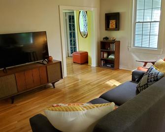 New Elk Mtn Listing: Cozy family ski house -- 2 min from Elk! - Union Dale - Sala de estar