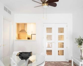 Ronda Suites 193 junto a hospitales y cerca centro con Parking Gratis - Granada - Dining room