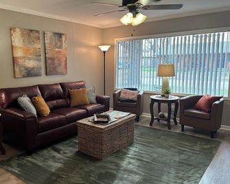 Level up at the Enid Game House/Game Room with Pool Table/Themed Rooms - Enid - Σαλόνι
