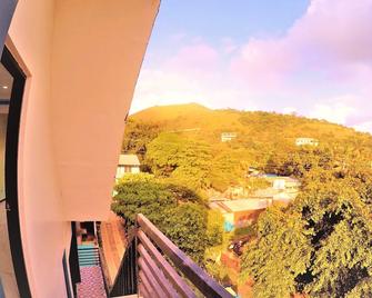 Fil-Can Hostel Coron - Coron - Balcón