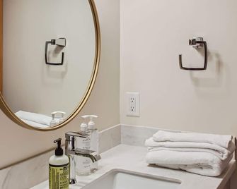 Moonshine Crescent 365 by Okanagan Premier - Big White - Baño