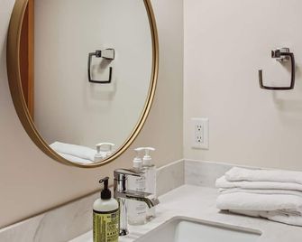 Moonshine Crescent 365 by Okanagan Premier - Big White - Baño