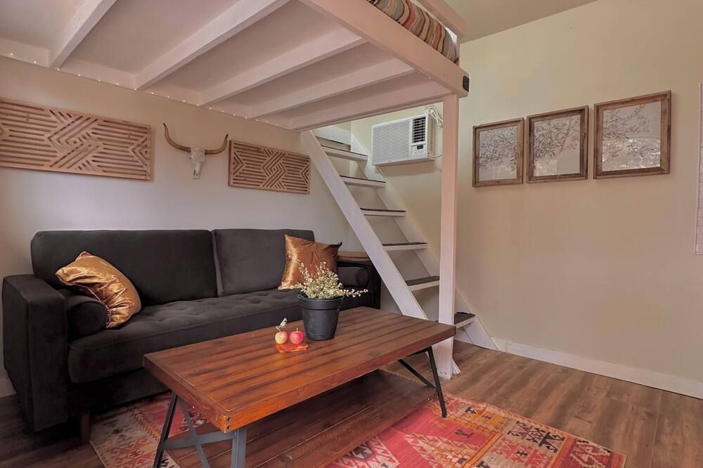 Tiny Farmhouse Cottage with Loft - Drift Asleep by Stargazing through Skylight - Julian - Sala de estar