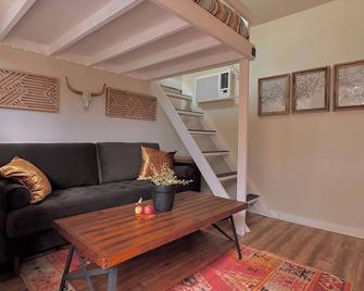 Tiny Farmhouse Cottage with Loft - Drift Asleep by Stargazing through Skylight - Julian - Sala de estar