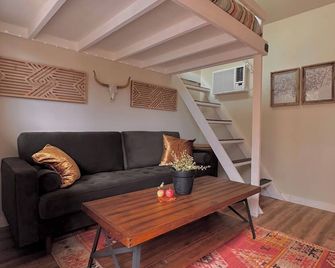 Tiny Farmhouse Cottage with Loft - Drift Asleep by Stargazing through Skylight - Julian - Sala de estar
