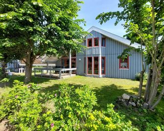 Comfortable vacation home with a sauna, patio and large living room - Mirow - Gebäude