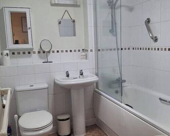 Stratford-upon-Avon 1-Bed Sleeps 4 Pets Allowed - Stratford-upon-Avon - Bathroom