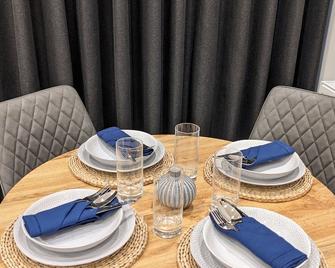 Modern aptmt, 2 Stops to Central London, Smart lock, Netflix - Hillingdon - Dining room