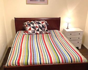 Homestayyy - Dallas - Bedroom