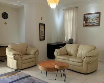3r Balcony & Wifi Haven - Kuching - Living room