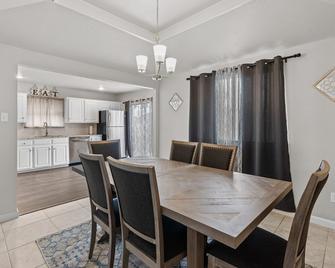 Tranquil Cozy 3 Bedroom Home in Duncanville - Duncanville - Dining room