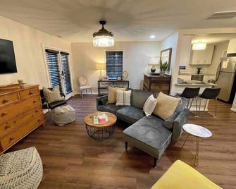 Blue Bungalow-Downtown Acworth - Acworth - Living room