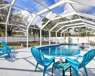 Bradenton Home with Pool and Fire Pit, 9 Mi to Beaches - Bradenton - Pool