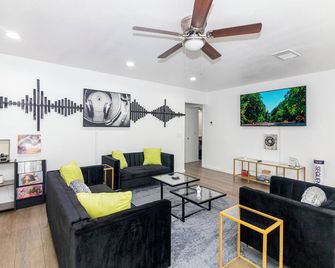 Music Themed Home, Pacman Arcade, Sleeps 9, Bbq, Fire Pit, Wi-Fi - Redlands - Sala de estar