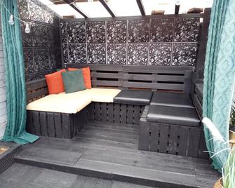 Beautiful 2-Bed House in Bolton with free parking - Bolton - Patio
