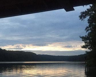 Lakeside Woodland Retreat - Kingston - Outdoors view