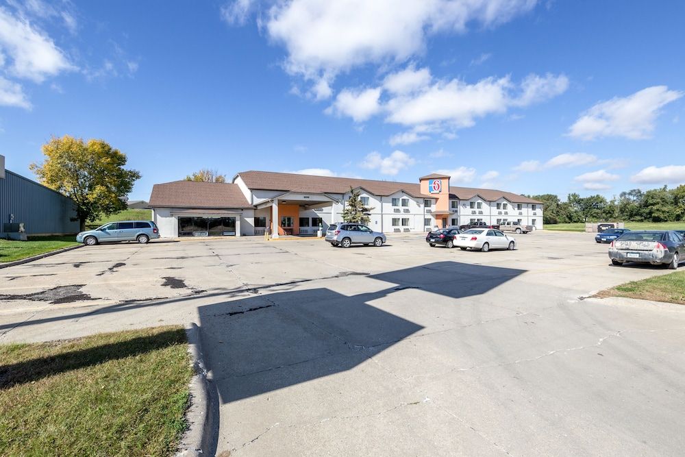Motel 6 Waterloo - Waterloo - Building