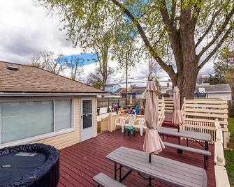 Luxe 7 bdr 4 Fullbath with Jacuzzi on West side Detroit - Detroit - Patio