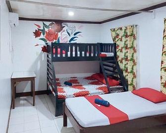 RedDoorz @ Kaffe De Oro Hotel Socorro Oriental Mindoro - Gloria - Bedroom