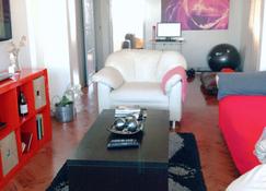 A Nice Badroom in a nice, centrally located apartment - Maputo - Living room