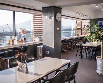 Mozzi Hostel - פוסן - מסעדה