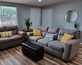 The Yellow Door, 3-bdrm home, 28 minutes to Tombstone or Bisbee, minutes to fort - Sierra Vista - Oturma odası