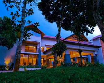 Sterling Lontano Waterfront Wayanad - Meppādi - Building