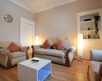 Keek Oot at 73 - Gourock - Living room