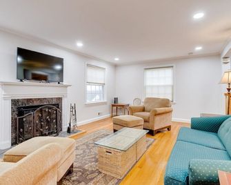 Welcome To Tigertown! 4 Bd House - Towson - Living room