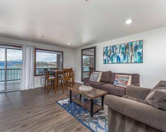 Grandview 305 - Newly Remodeled Waterfront Condo - Chelan - Vardagsrum