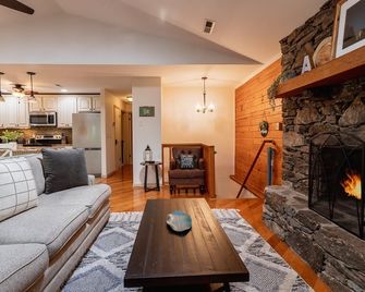 Skyridge Cabin | Beautiful Log Cabin with Fire Pit | Near Asheville - Fletcher - Living room