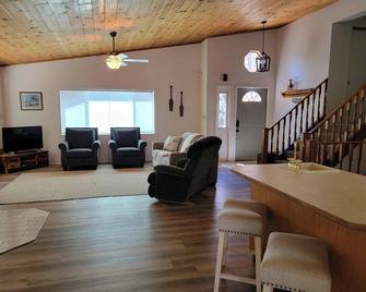 Newly updated Lake Almanor West home just minutes from the lake - Chester - Sala de estar