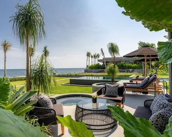 Sea View Pool House - Exclusive Beachfront Property In North Bali - Buleleng - Innenhof