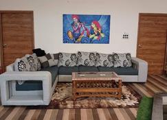 T2 Lovely 2 bedroom hill view with covered parking - Secunderabad - Living room