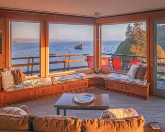 Boathouse, spectacular panoramic sea views! - Trinidad - Sala de estar