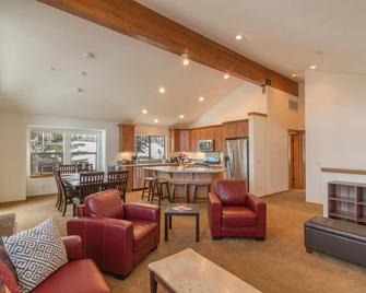 Downtown Truckee - close to all the major ski resorts - Truckee - Living room