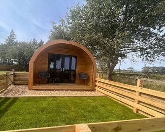 Stunning Rural Cabin-Scotland-Dumfries and Galloway-Cluaran Cabins-Solway Breeze - Annan - Innenhof