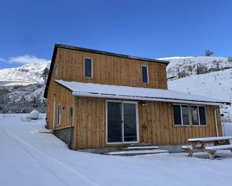 Charming Guest Cabin Nestled on Stunning 30-acre Vineyard near Lake Chelan - Pateros - Building