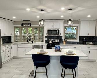 Cozy house in the city - Burbank - Kitchen