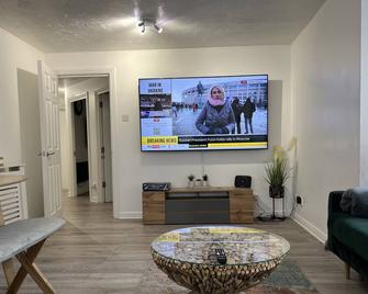 Impeccable 2-Bed Apartment in Erith - Erith - Living room